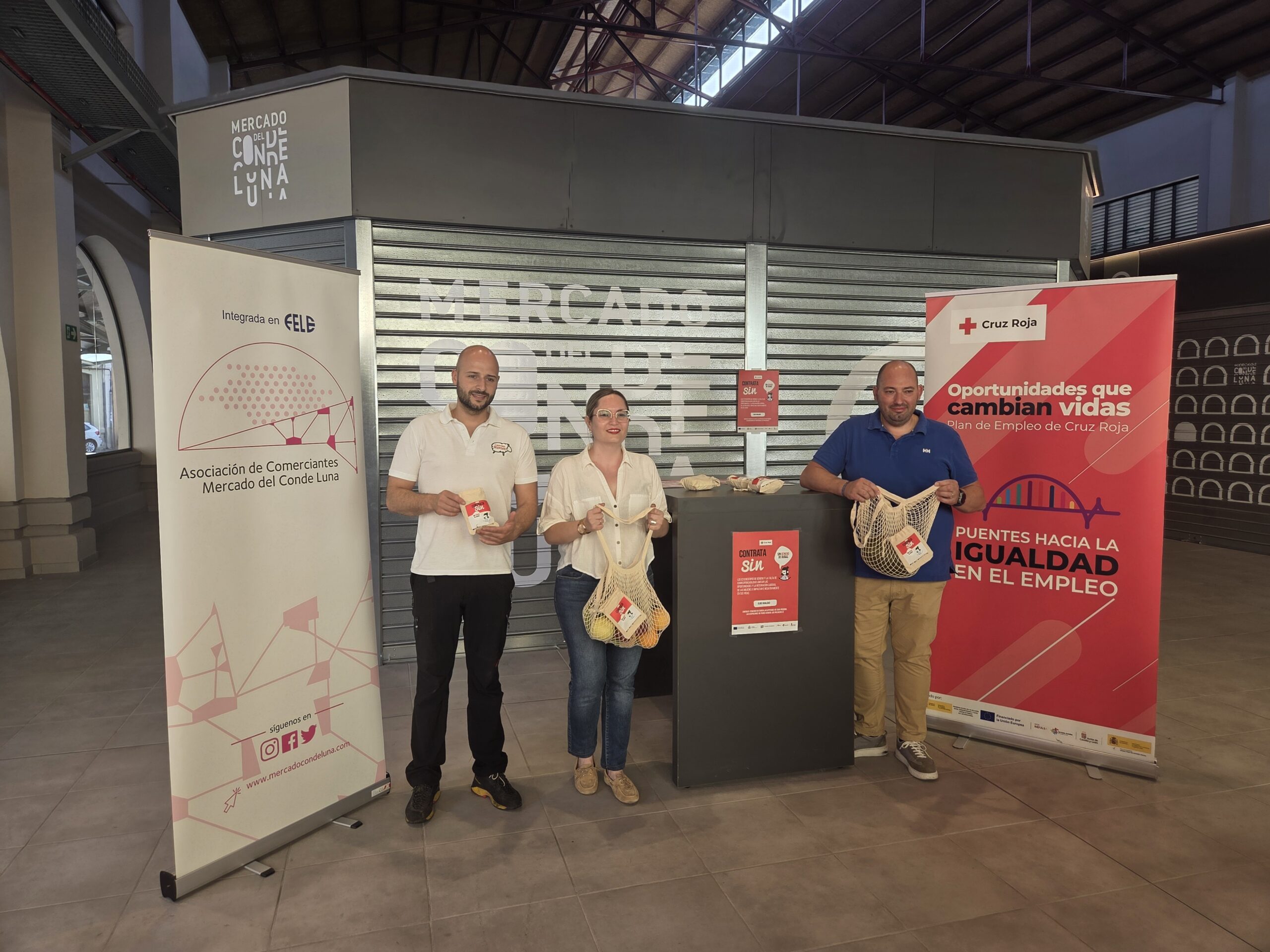 Campaña "Contrata sin género de dudas" de Cruz Roja, en la que colabora la Asociación de Comerciantes del Mercado del Conde Luna